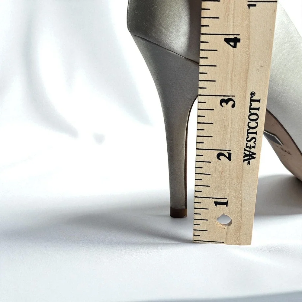 Badgley Mischka Peep Toe Heels Woman 8M Cream Rhinestone Embellished Pumps Shoes